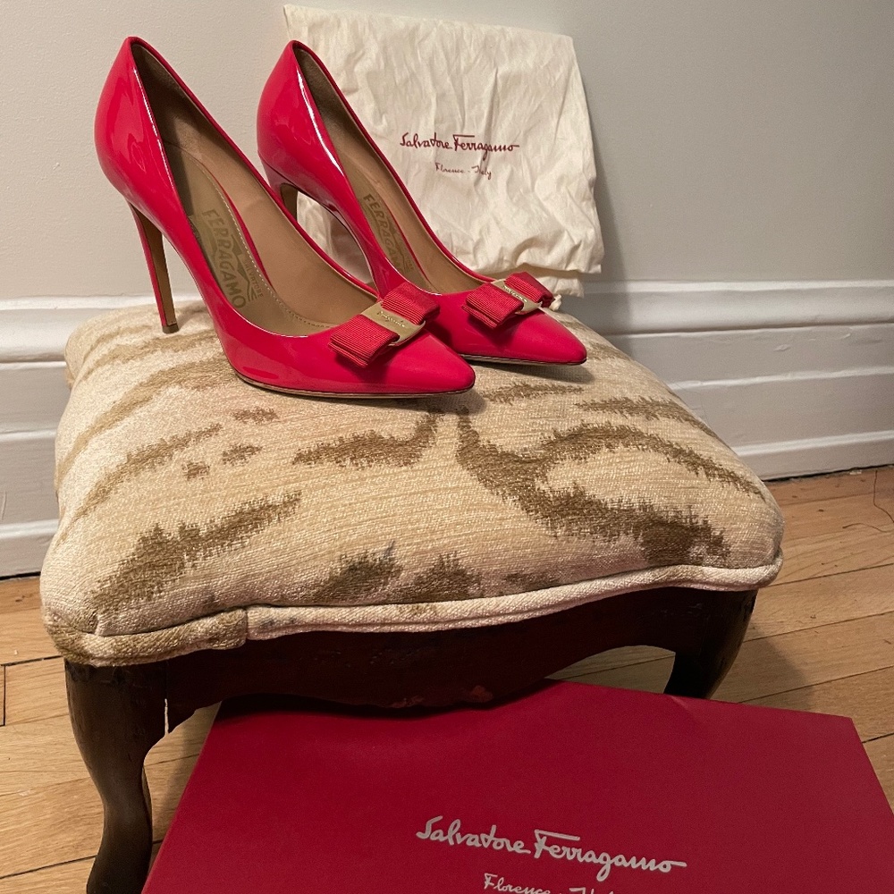 Ferragamo pink patent leather Vara bow heel